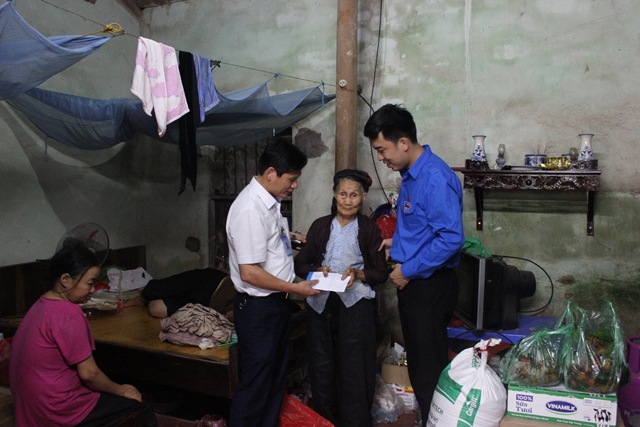 Thanh niên Cảng vụ HKMB thăm và hỗ trợ sửa nhà cho gia đình có hoàn cảnh đặc biệt khó khăn